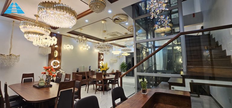 showroom đèn chùm tại hải phòng